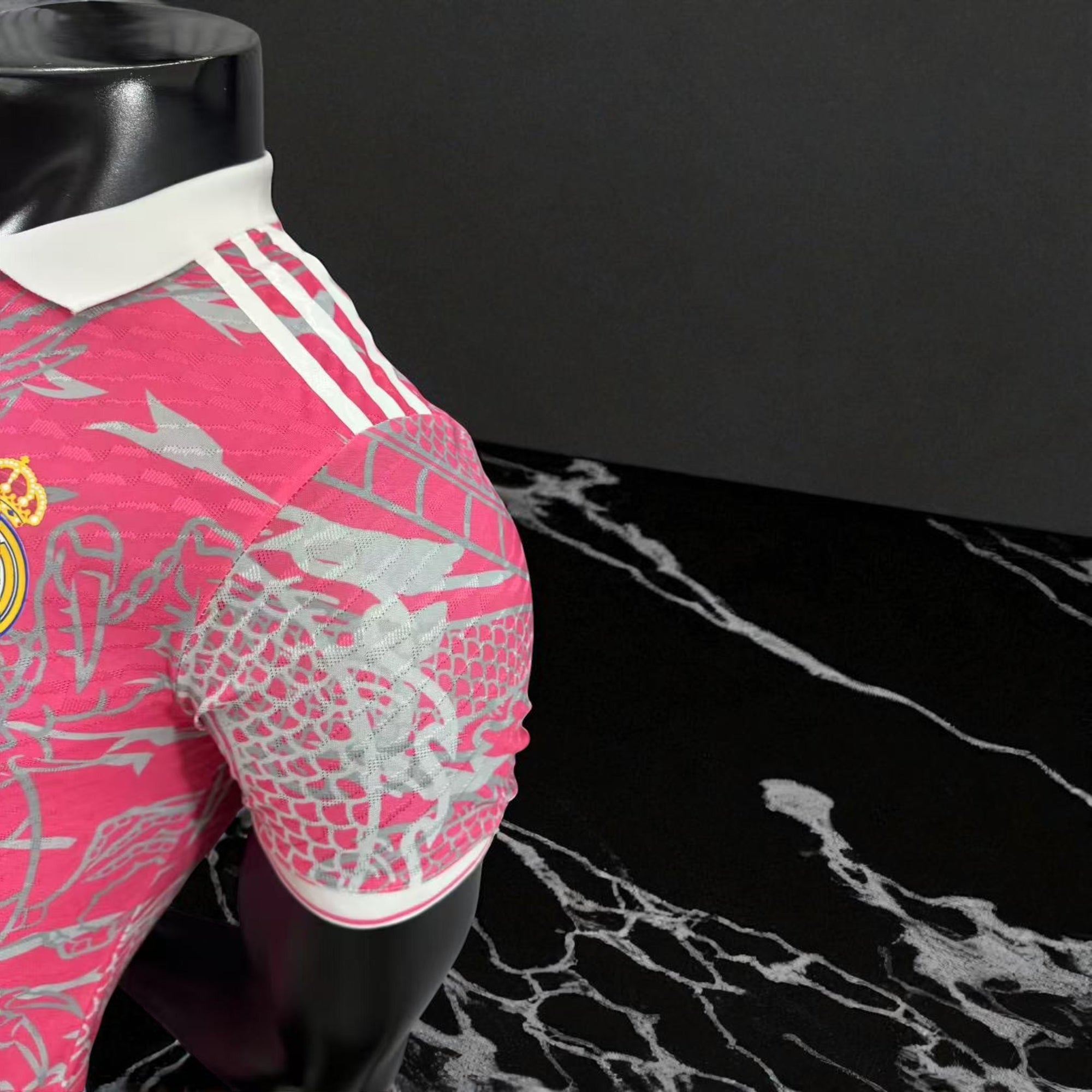 🐉 Maillot Real Madrid Rose Dragon – Édition Spéciale Collector 2025
